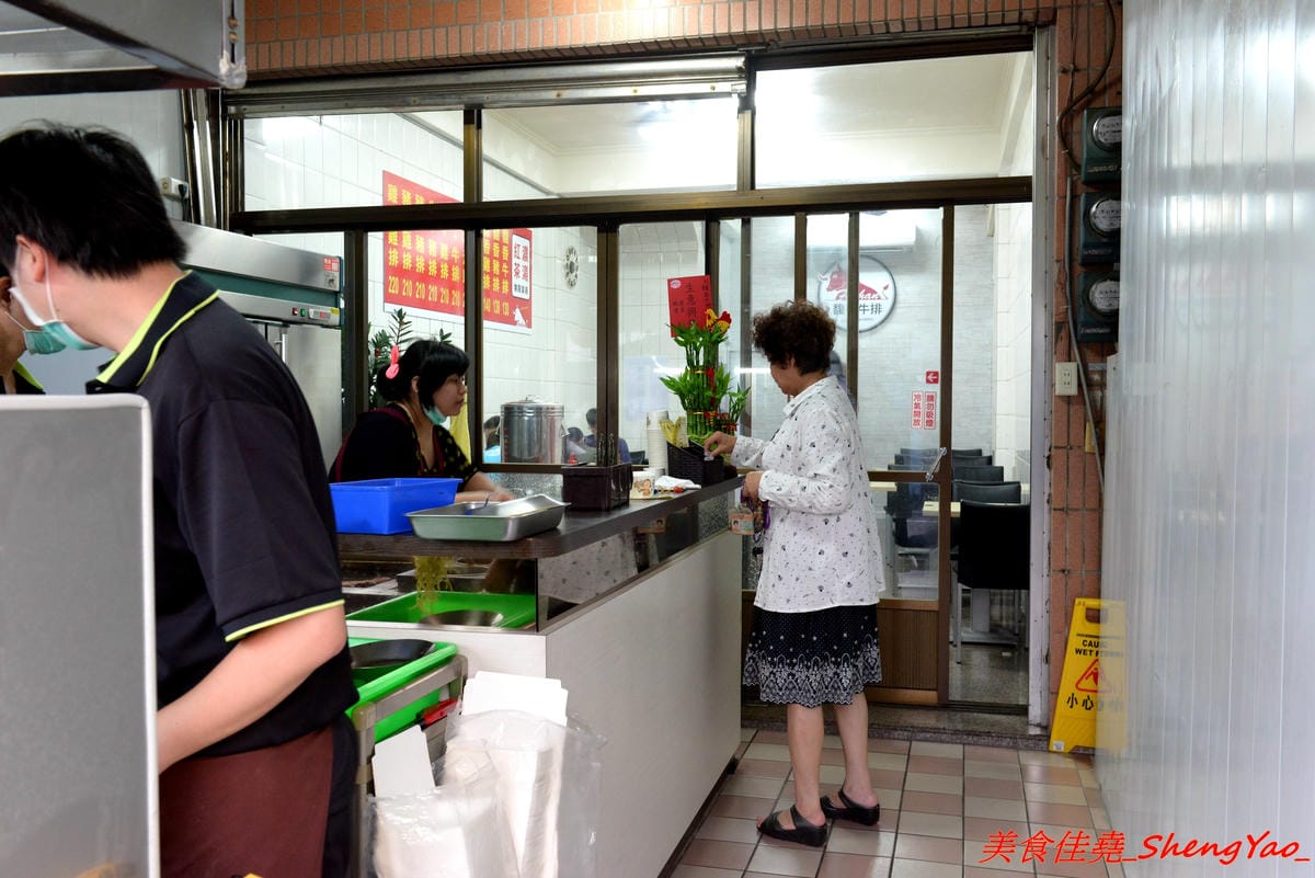 [台中清水]馥香牛排 – 清水開幕不久的平價牛排館,排餐的肉和鐵板麵都好吃,店家自調的黑胡椒醬和蘑菇醬味道不錯,鐵板麵加麵免費,整體份量超充足,C/P值頗高。