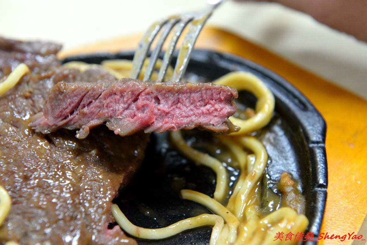[台中清水]馥香牛排 – 清水開幕不久的平價牛排館,排餐的肉和鐵板麵都好吃,店家自調的黑胡椒醬和蘑菇醬味道不錯,鐵板麵加麵免費,整體份量超充足,C/P值頗高。
