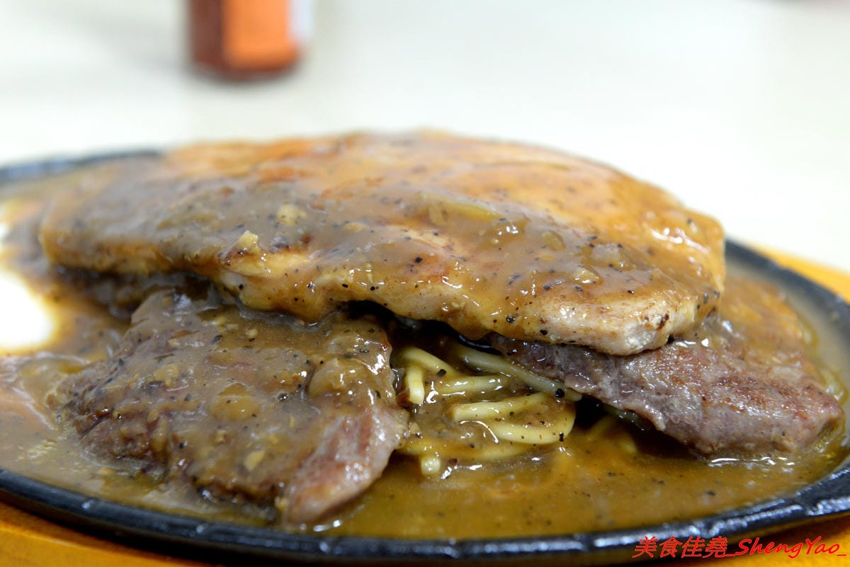 [台中清水]馥香牛排 – 清水開幕不久的平價牛排館,排餐的肉和鐵板麵都好吃,店家自調的黑胡椒醬和蘑菇醬味道不錯,鐵板麵加麵免費,整體份量超充足,C/P值頗高。
