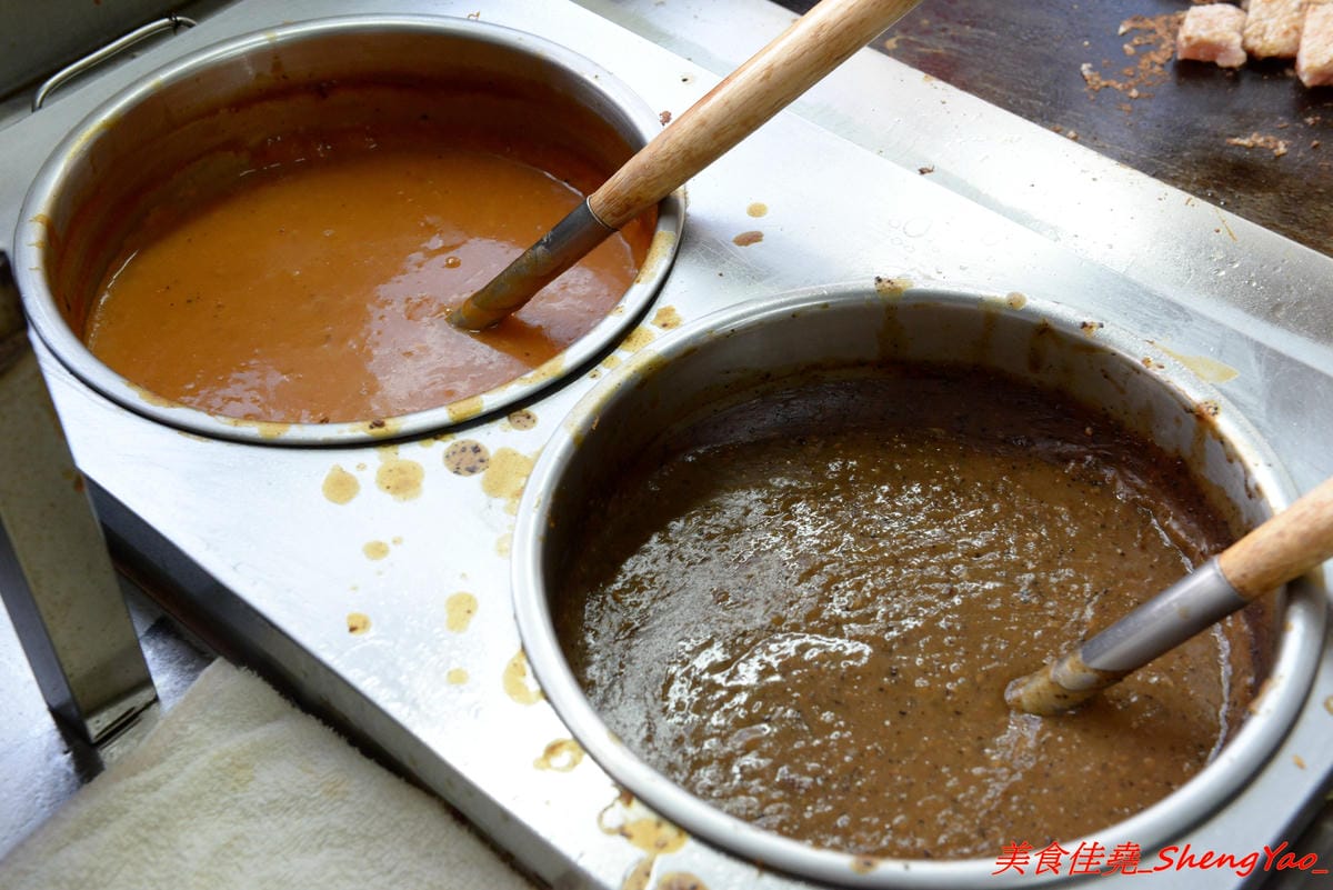 [台中清水]馥香牛排 – 清水開幕不久的平價牛排館,排餐的肉和鐵板麵都好吃,店家自調的黑胡椒醬和蘑菇醬味道不錯,鐵板麵加麵免費,整體份量超充足,C/P值頗高。