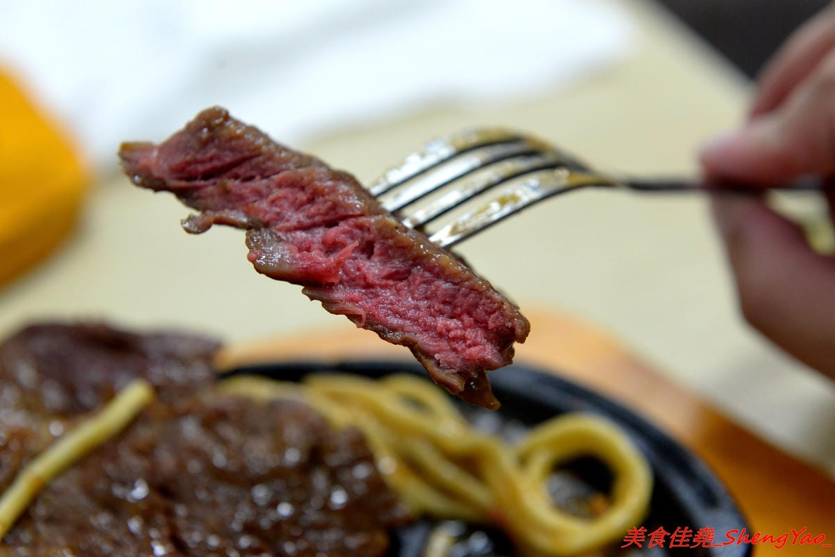[台中清水]馥香牛排 – 清水開幕不久的平價牛排館,排餐的肉和鐵板麵都好吃,店家自調的黑胡椒醬和蘑菇醬味道不錯,鐵板麵加麵免費,整體份量超充足,C/P值頗高。