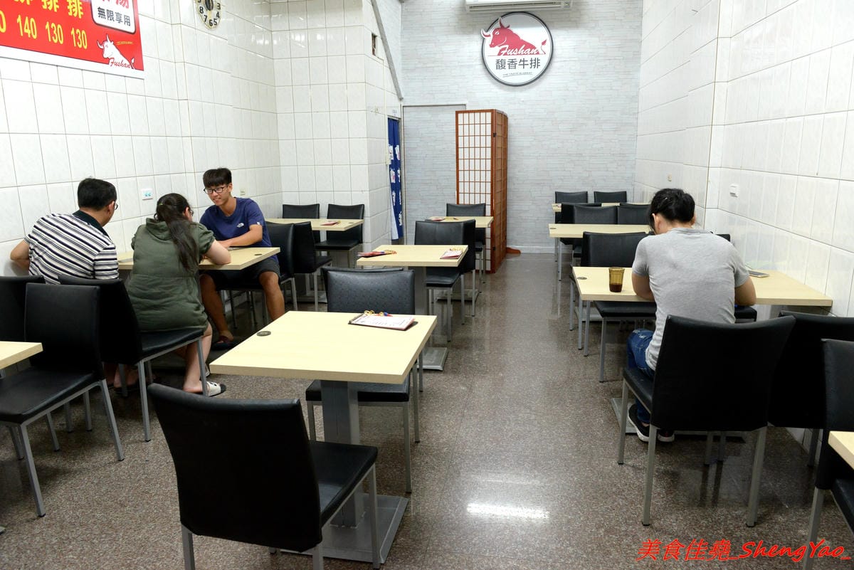 [台中清水]馥香牛排 – 清水開幕不久的平價牛排館,排餐的肉和鐵板麵都好吃,店家自調的黑胡椒醬和蘑菇醬味道不錯,鐵板麵加麵免費,整體份量超充足,C/P值頗高。