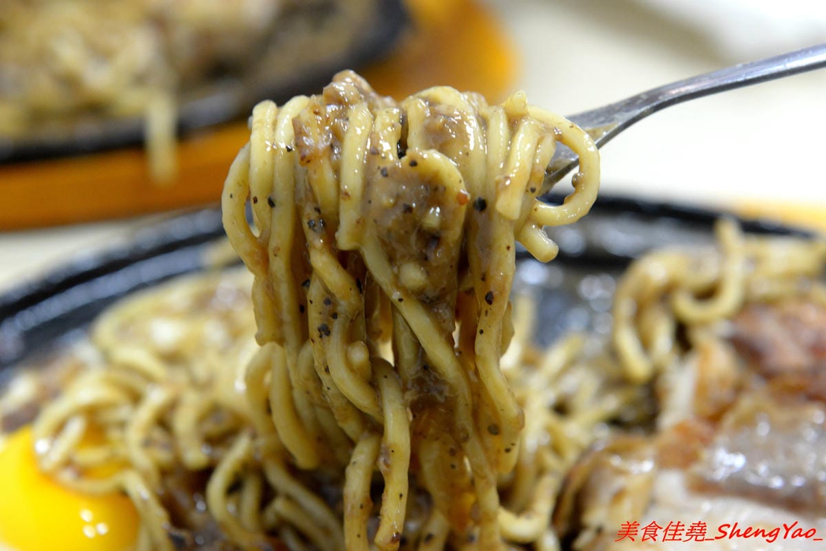 [台中清水]馥香牛排 – 清水開幕不久的平價牛排館,排餐的肉和鐵板麵都好吃,店家自調的黑胡椒醬和蘑菇醬味道不錯,鐵板麵加麵免費,整體份量超充足,C/P值頗高。