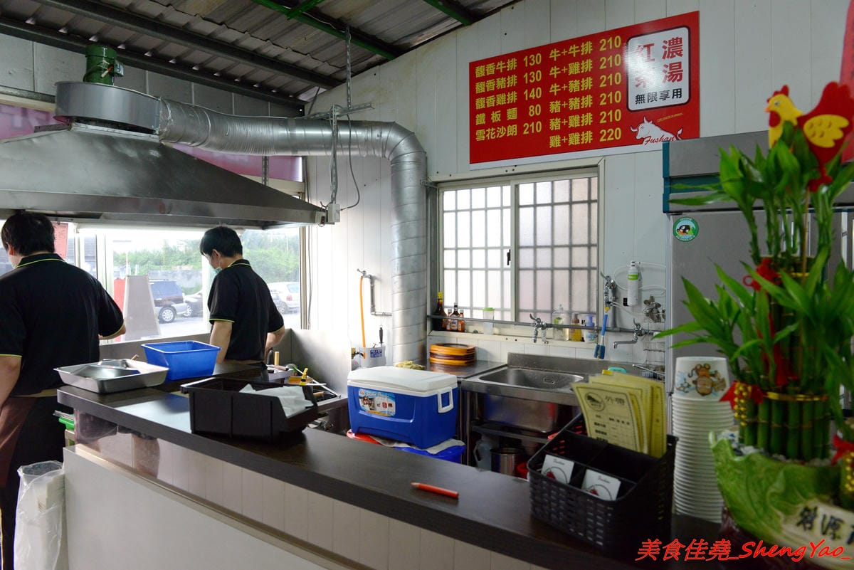 [台中清水]馥香牛排 – 清水開幕不久的平價牛排館,排餐的肉和鐵板麵都好吃,店家自調的黑胡椒醬和蘑菇醬味道不錯,鐵板麵加麵免費,整體份量超充足,C/P值頗高。