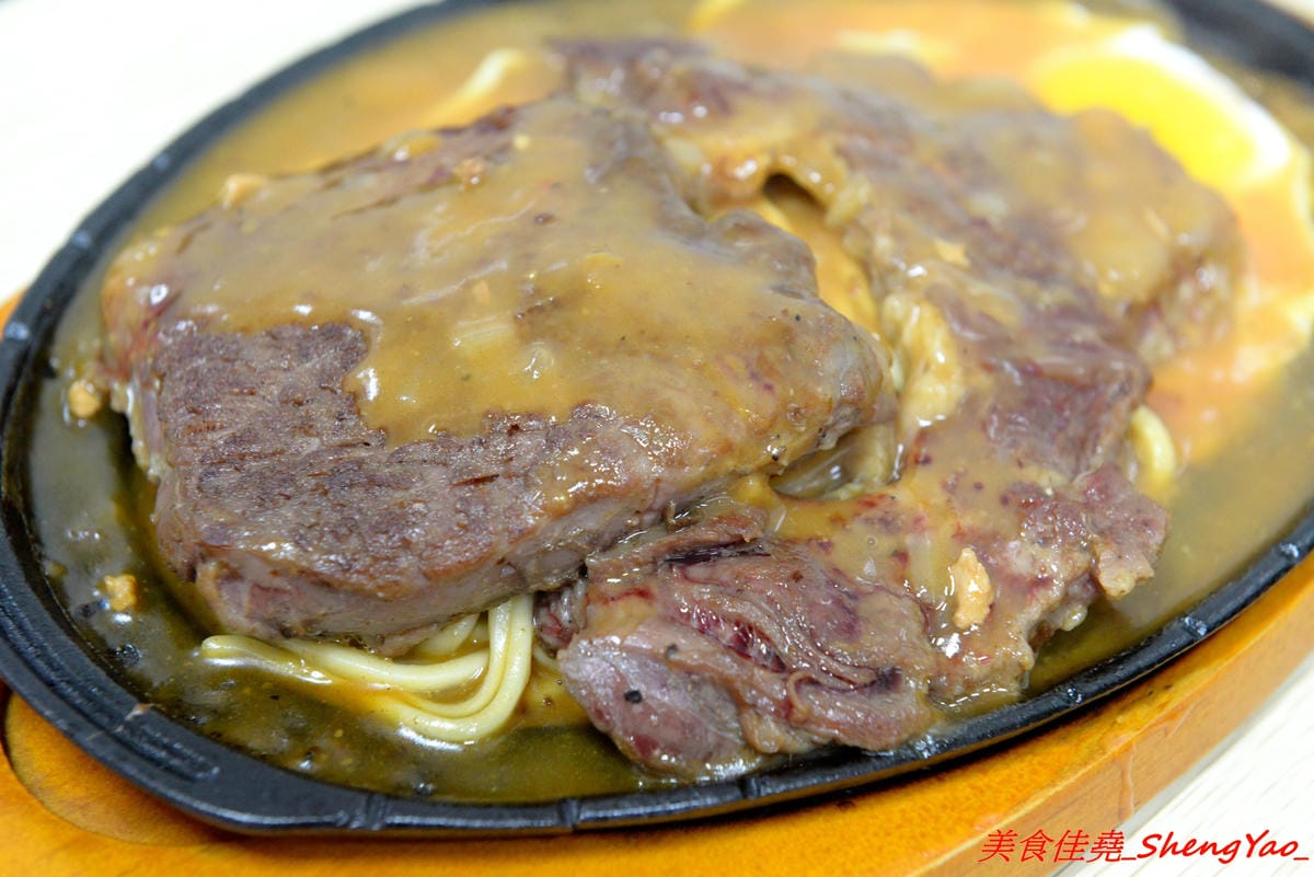 [台中清水]馥香牛排 – 清水開幕不久的平價牛排館,排餐的肉和鐵板麵都好吃,店家自調的黑胡椒醬和蘑菇醬味道不錯,鐵板麵加麵免費,整體份量超充足,C/P值頗高。