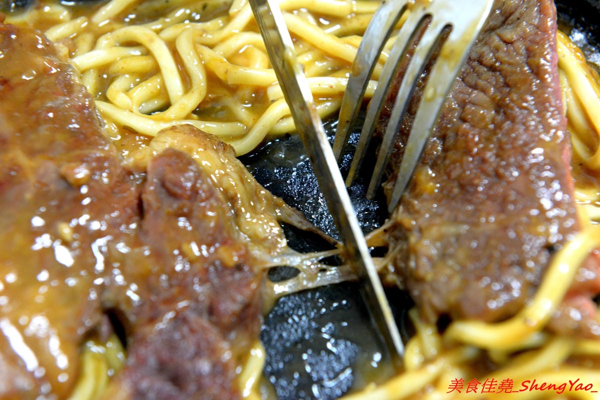 [台中清水]馥香牛排 – 清水開幕不久的平價牛排館,排餐的肉和鐵板麵都好吃,店家自調的黑胡椒醬和蘑菇醬味道不錯,鐵板麵加麵免費,整體份量超充足,C/P值頗高。