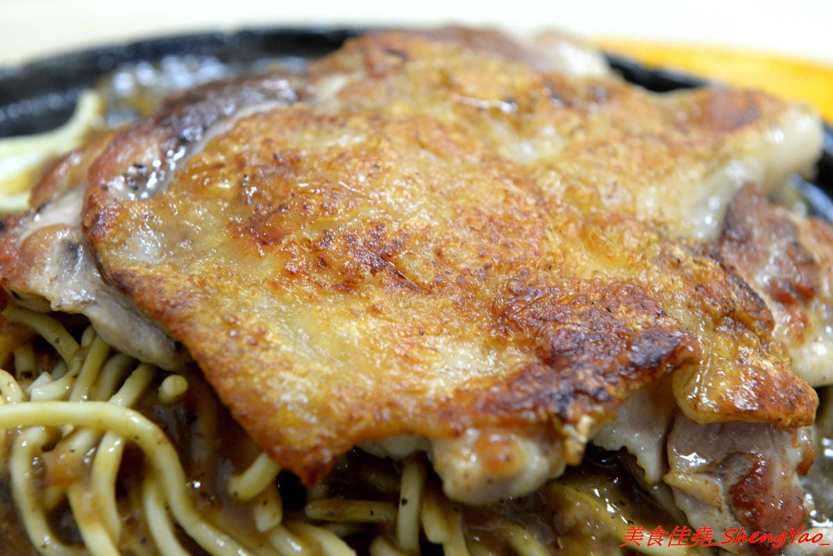 [台中清水]馥香牛排 – 清水開幕不久的平價牛排館,排餐的肉和鐵板麵都好吃,店家自調的黑胡椒醬和蘑菇醬味道不錯,鐵板麵加麵免費,整體份量超充足,C/P值頗高。