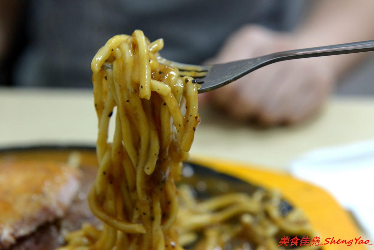 [台中清水]馥香牛排 – 清水開幕不久的平價牛排館,排餐的肉和鐵板麵都好吃,店家自調的黑胡椒醬和蘑菇醬味道不錯,鐵板麵加麵免費,整體份量超充足,C/P值頗高。