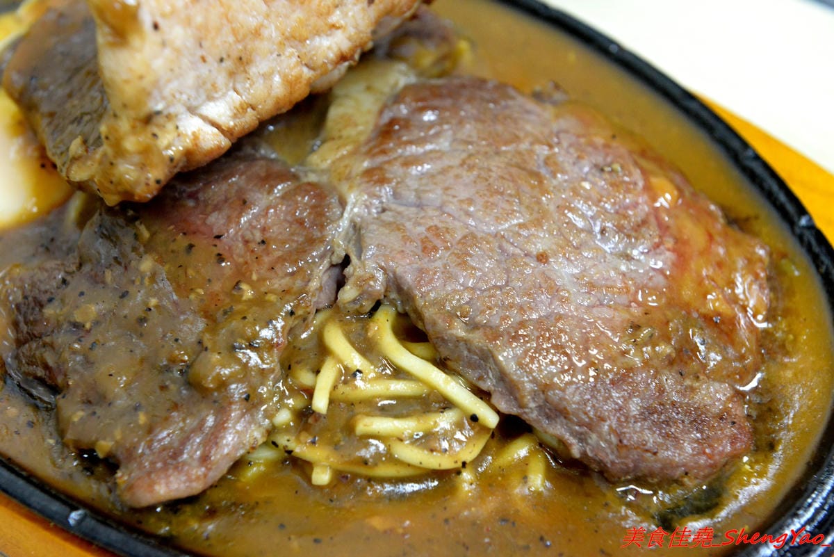 [台中清水]馥香牛排 – 清水開幕不久的平價牛排館,排餐的肉和鐵板麵都好吃,店家自調的黑胡椒醬和蘑菇醬味道不錯,鐵板麵加麵免費,整體份量超充足,C/P值頗高。