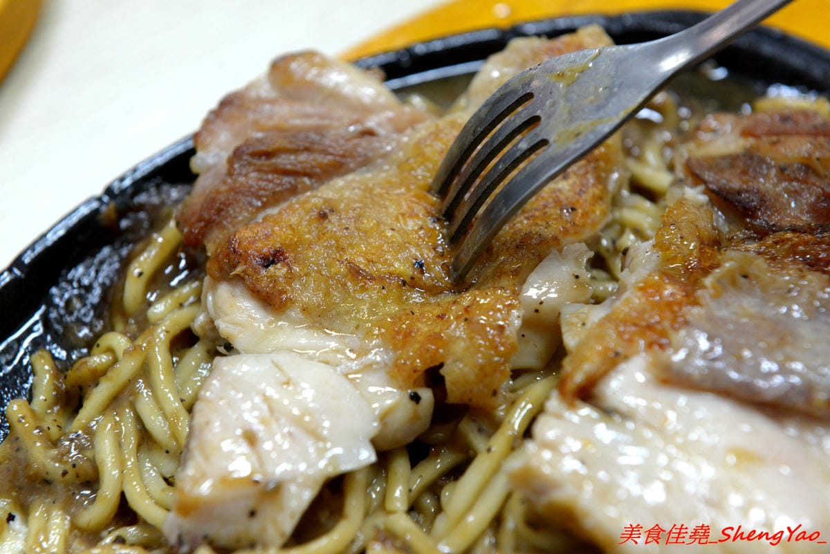 [台中清水]馥香牛排 – 清水開幕不久的平價牛排館,排餐的肉和鐵板麵都好吃,店家自調的黑胡椒醬和蘑菇醬味道不錯,鐵板麵加麵免費,整體份量超充足,C/P值頗高。