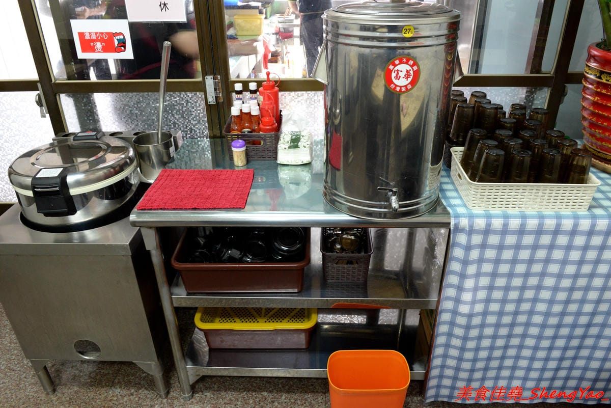 [台中清水]馥香牛排 – 清水開幕不久的平價牛排館,排餐的肉和鐵板麵都好吃,店家自調的黑胡椒醬和蘑菇醬味道不錯,鐵板麵加麵免費,整體份量超充足,C/P值頗高。