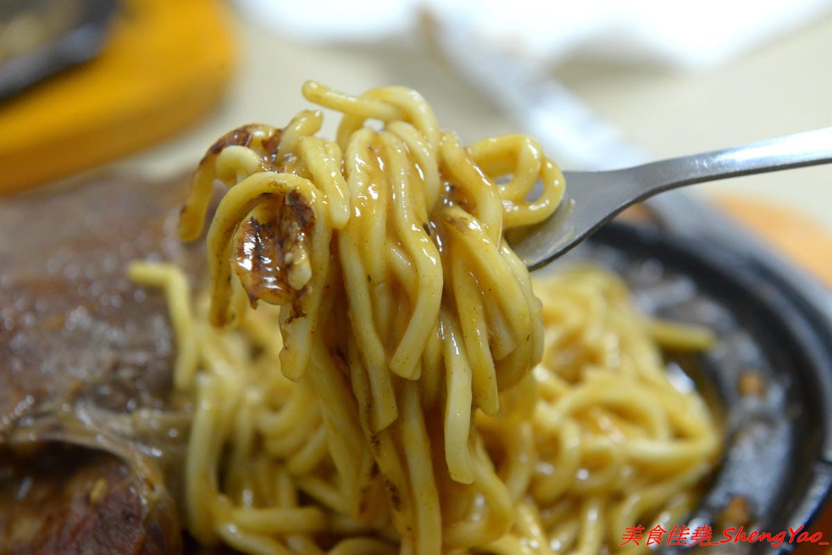 [台中清水]馥香牛排 – 清水開幕不久的平價牛排館,排餐的肉和鐵板麵都好吃,店家自調的黑胡椒醬和蘑菇醬味道不錯,鐵板麵加麵免費,整體份量超充足,C/P值頗高。