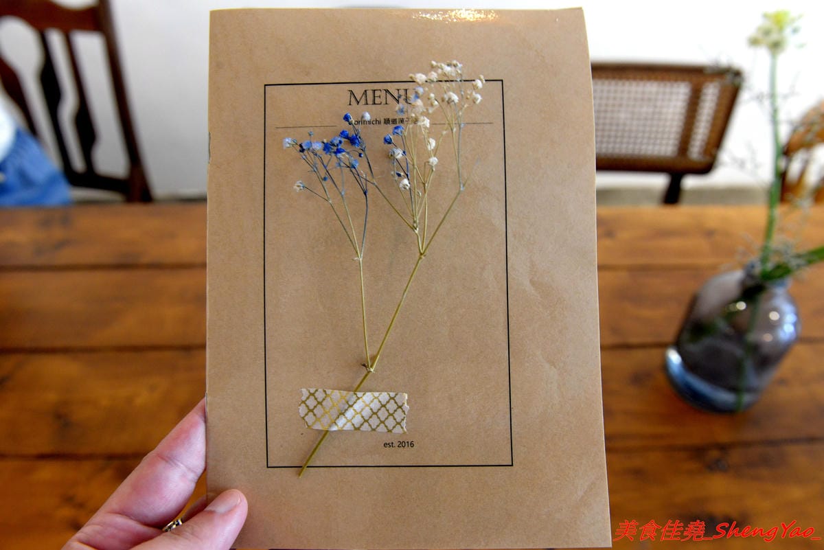 [台中清水]Yorimichi 順道菓子店2.0版 – 重新整修完後開放二樓空間,座位變得更多了,新口味泡芙”楓糖伯爵茶”味道好特別,夏日限定版的夏日芒果冰清新爽口好好吃。