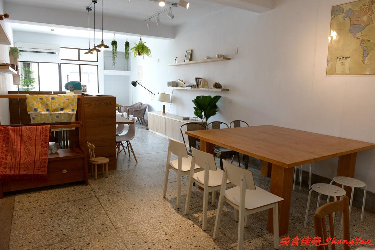 [台中清水]Yorimichi 順道菓子店2.0版 – 重新整修完後開放二樓空間,座位變得更多了,新口味泡芙”楓糖伯爵茶”味道好特別,夏日限定版的夏日芒果冰清新爽口好好吃。