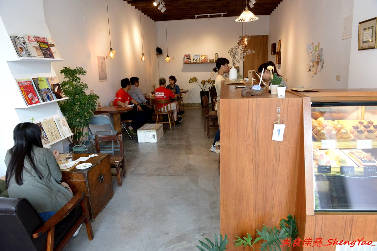 [台中清水]Yorimichi 順道菓子店2.0版 – 重新整修完後開放二樓空間,座位變得更多了,新口味泡芙”楓糖伯爵茶”味道好特別,夏日限定版的夏日芒果冰清新爽口好好吃。