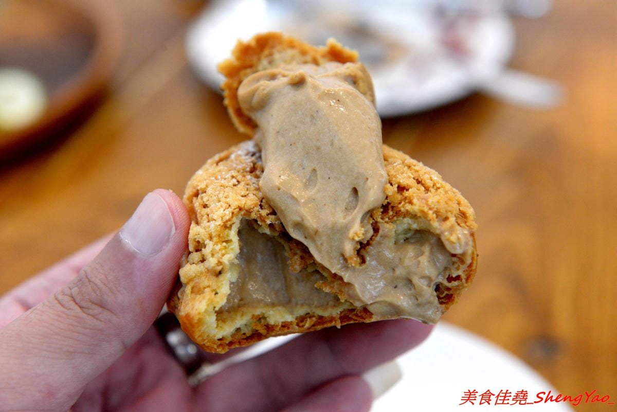 [台中清水]Yorimichi 順道菓子店2.0版 – 重新整修完後開放二樓空間,座位變得更多了,新口味泡芙”楓糖伯爵茶”味道好特別,夏日限定版的夏日芒果冰清新爽口好好吃。
