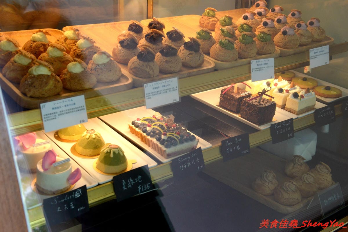 [台中清水]Yorimichi 順道菓子店2.0版 – 重新整修完後開放二樓空間,座位變得更多了,新口味泡芙”楓糖伯爵茶”味道好特別,夏日限定版的夏日芒果冰清新爽口好好吃。