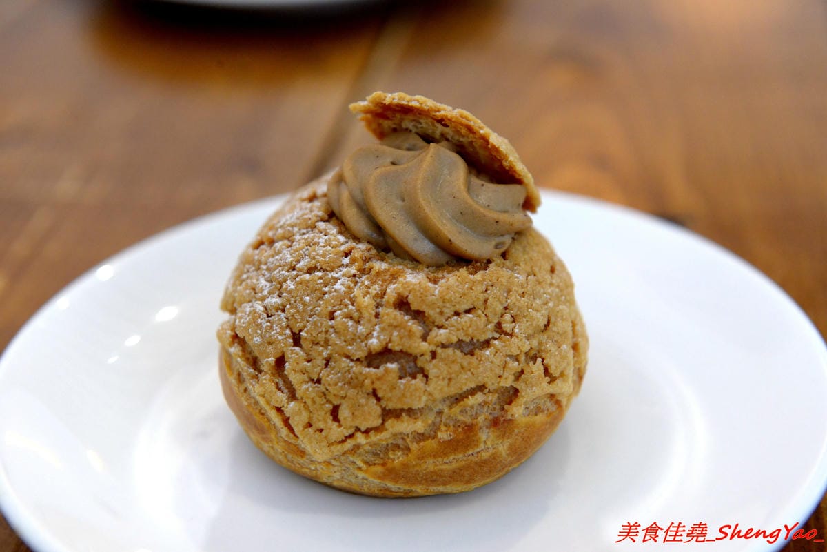 [台中清水]Yorimichi 順道菓子店2.0版 – 重新整修完後開放二樓空間,座位變得更多了,新口味泡芙”楓糖伯爵茶”味道好特別,夏日限定版的夏日芒果冰清新爽口好好吃。