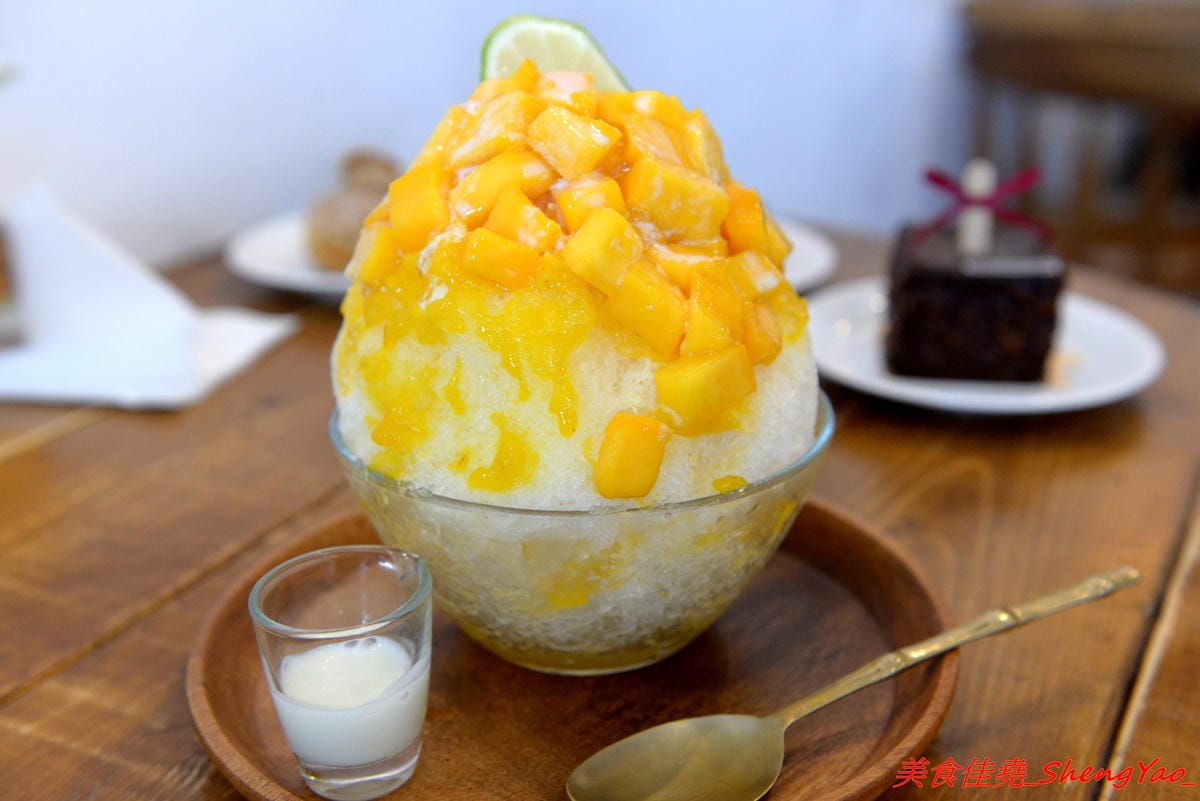 [台中清水]Yorimichi 順道菓子店2.0版 – 重新整修完後開放二樓空間,座位變得更多了,新口味泡芙”楓糖伯爵茶”味道好特別,夏日限定版的夏日芒果冰清新爽口好好吃。