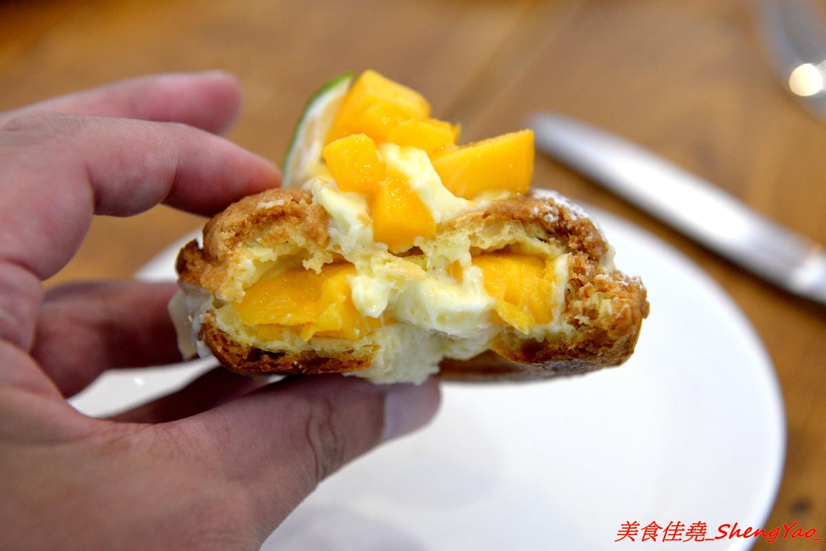 [台中清水]Yorimichi 順道菓子店2.0版 – 重新整修完後開放二樓空間,座位變得更多了,新口味泡芙”楓糖伯爵茶”味道好特別,夏日限定版的夏日芒果冰清新爽口好好吃。