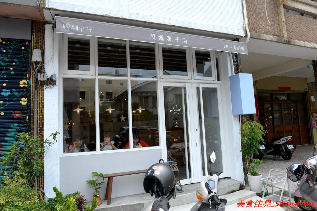 [台中清水]Yorimichi 順道菓子店2.0版 – 重新整修完後開放二樓空間,座位變得更多了,新口味泡芙”楓糖伯爵茶”味道好特別,夏日限定版的夏日芒果冰清新爽口好好吃。