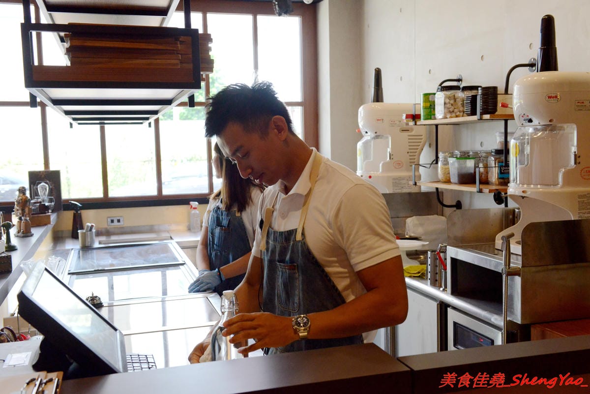 [台中沙鹿]ICUBE 艾斯酷比 – 沙鹿超扯雪花冰專賣店登場試賣,不可思議的佛心價格,超好吃的雪花冰,多種口味各有特色,清水模裝潢搭配淡淡的工業風和鄉村復古風,氣氛很不錯。