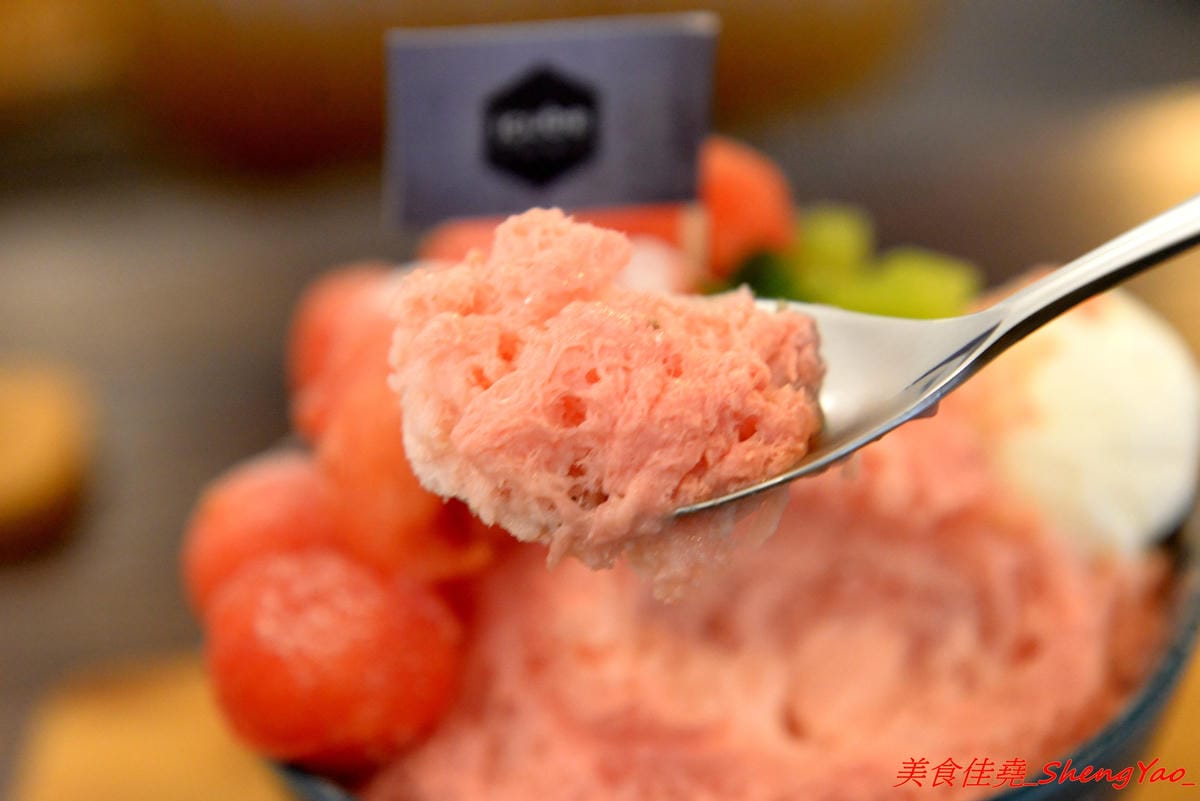 [台中沙鹿]ICUBE 艾斯酷比 – 沙鹿超扯雪花冰專賣店登場試賣,不可思議的佛心價格,超好吃的雪花冰,多種口味各有特色,清水模裝潢搭配淡淡的工業風和鄉村復古風,氣氛很不錯。