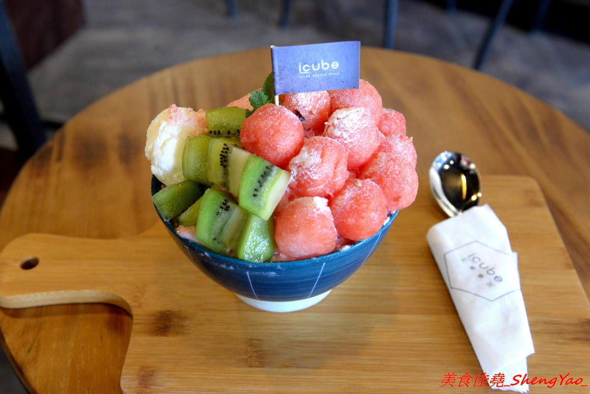 [台中沙鹿]ICUBE 艾斯酷比 – 沙鹿超扯雪花冰專賣店登場試賣,不可思議的佛心價格,超好吃的雪花冰,多種口味各有特色,清水模裝潢搭配淡淡的工業風和鄉村復古風,氣氛很不錯。