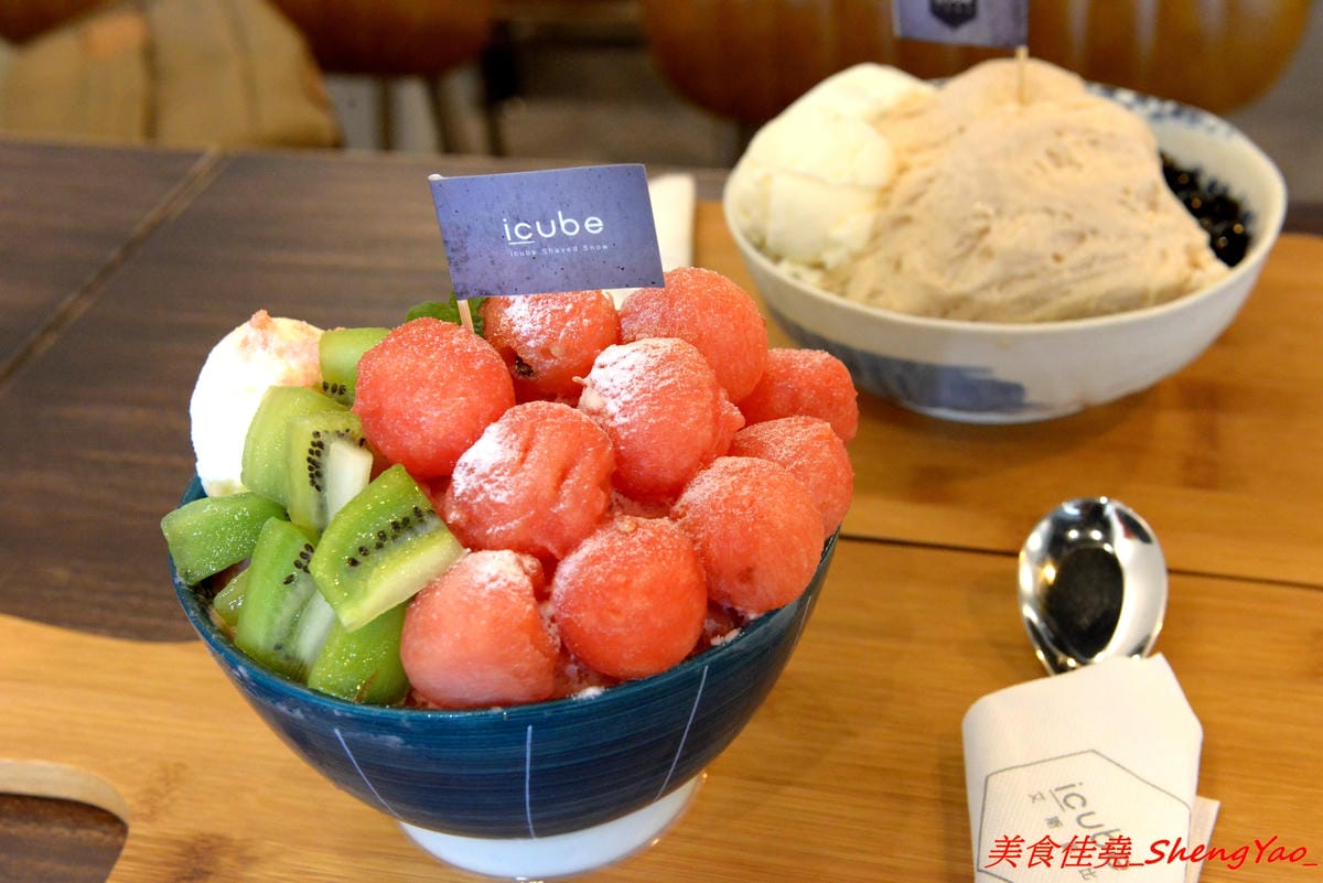 [台中沙鹿]ICUBE 艾斯酷比 – 沙鹿超扯雪花冰專賣店登場試賣,不可思議的佛心價格,超好吃的雪花冰,多種口味各有特色,清水模裝潢搭配淡淡的工業風和鄉村復古風,氣氛很不錯。