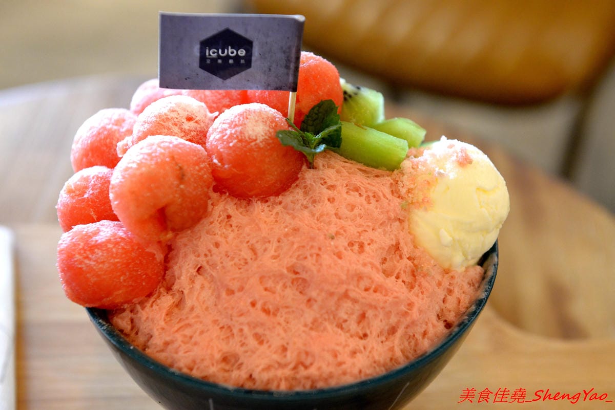 [台中沙鹿]ICUBE 艾斯酷比 – 沙鹿超扯雪花冰專賣店登場試賣,不可思議的佛心價格,超好吃的雪花冰,多種口味各有特色,清水模裝潢搭配淡淡的工業風和鄉村復古風,氣氛很不錯。