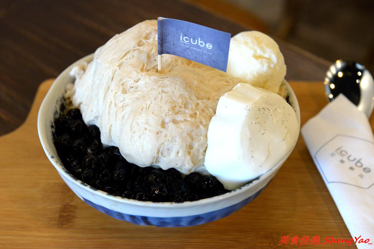 [台中沙鹿]ICUBE 艾斯酷比 – 沙鹿超扯雪花冰專賣店登場試賣,不可思議的佛心價格,超好吃的雪花冰,多種口味各有特色,清水模裝潢搭配淡淡的工業風和鄉村復古風,氣氛很不錯。