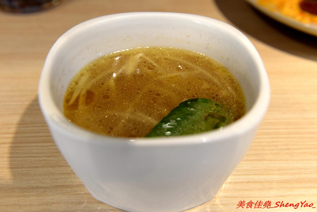 [台中沙鹿]五饌 – 隱藏在黃昏市場內的人氣創意料理 – 主廚手藝有水準,調味特殊、擺盤用心,所用食材非常新鮮,大推墨魚海盜麵。營業時間到晚上12點,沙鹿又一深夜食堂。(已遷移)