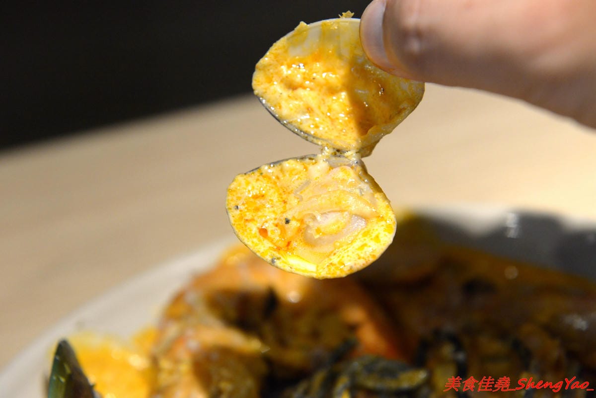 [台中沙鹿]五饌 – 隱藏在黃昏市場內的人氣創意料理 – 主廚手藝有水準,調味特殊、擺盤用心,所用食材非常新鮮,大推墨魚海盜麵。營業時間到晚上12點,沙鹿又一深夜食堂。(已遷移)