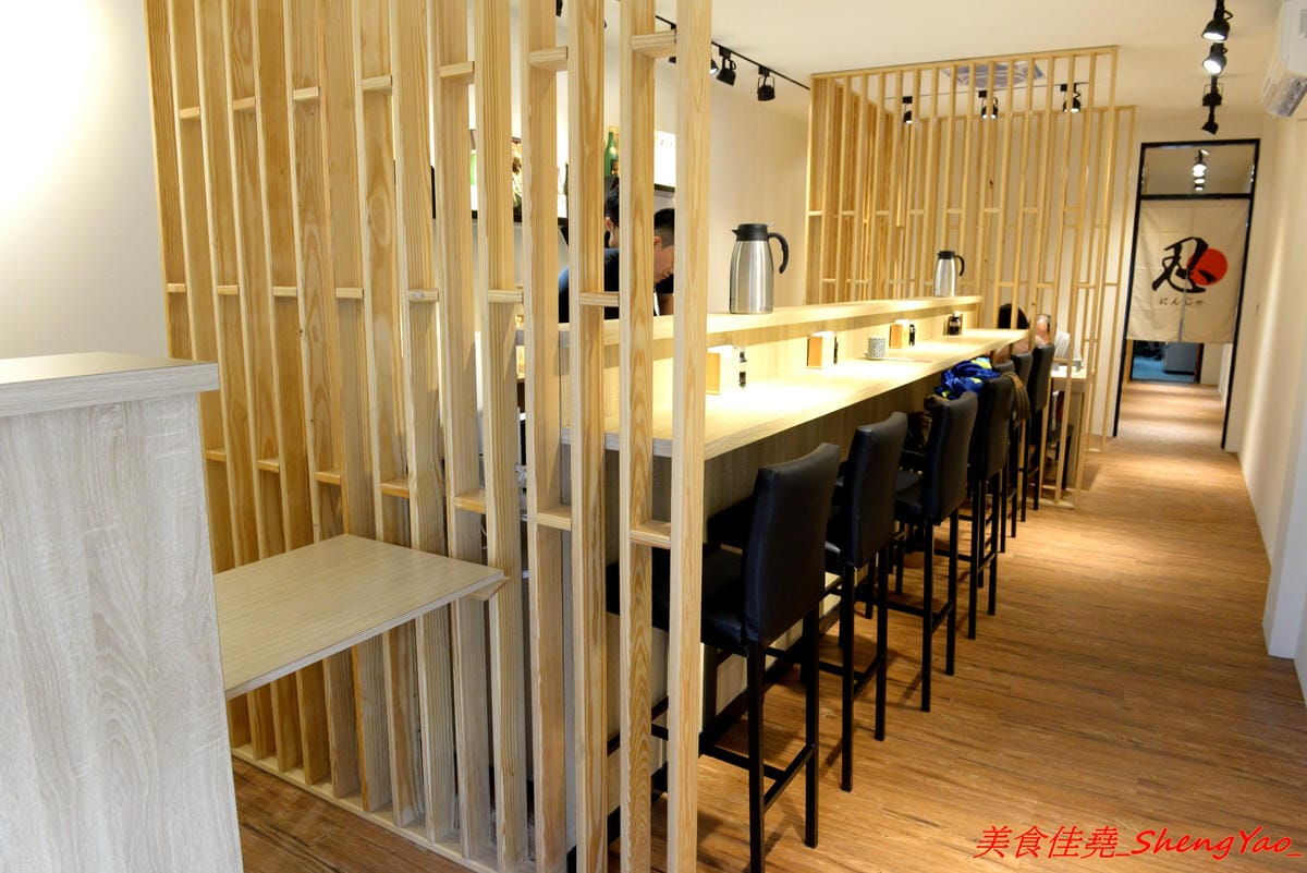 [台中沙鹿]忍者壽司 – 沙鹿年輕爸爸帶著小孩子一起賣的三輪車壽司有了正式店面了,多了握壽司、丼飯、烤物可選擇,漁貨食材超新鮮,東西好吃夠水準,試營運期間打卡就送握壽司一貫。