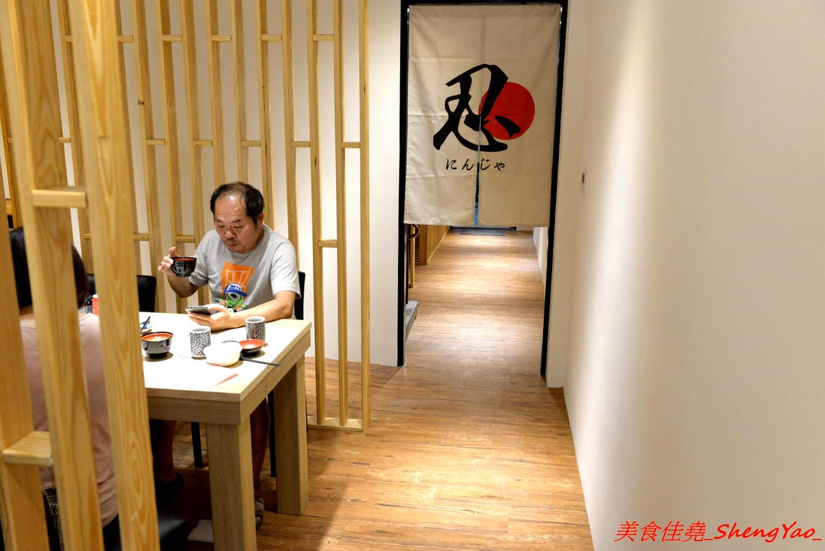 [台中沙鹿]忍者壽司 – 沙鹿年輕爸爸帶著小孩子一起賣的三輪車壽司有了正式店面了,多了握壽司、丼飯、烤物可選擇,漁貨食材超新鮮,東西好吃夠水準,試營運期間打卡就送握壽司一貫。