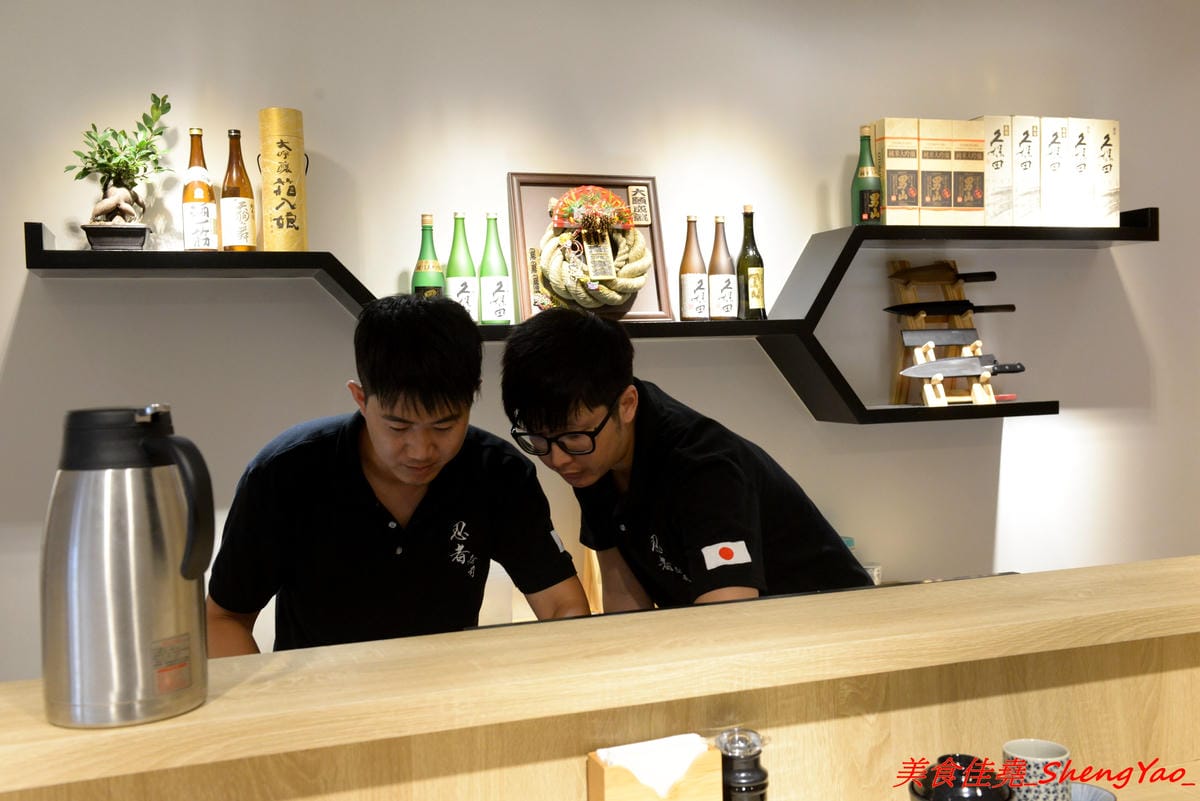 [台中沙鹿]忍者壽司 – 沙鹿年輕爸爸帶著小孩子一起賣的三輪車壽司有了正式店面了,多了握壽司、丼飯、烤物可選擇,漁貨食材超新鮮,東西好吃夠水準,試營運期間打卡就送握壽司一貫。