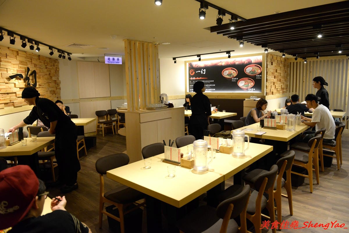 [台中北區]一幻拉麵台中中友店 – 來自日本北海道的知名拉麵店,台灣第二家店,中部首家店,鮮蝦熬煮湯頭頗有特色,重口味的非常重鹹,冰水好冰好好喝。(已歇業)