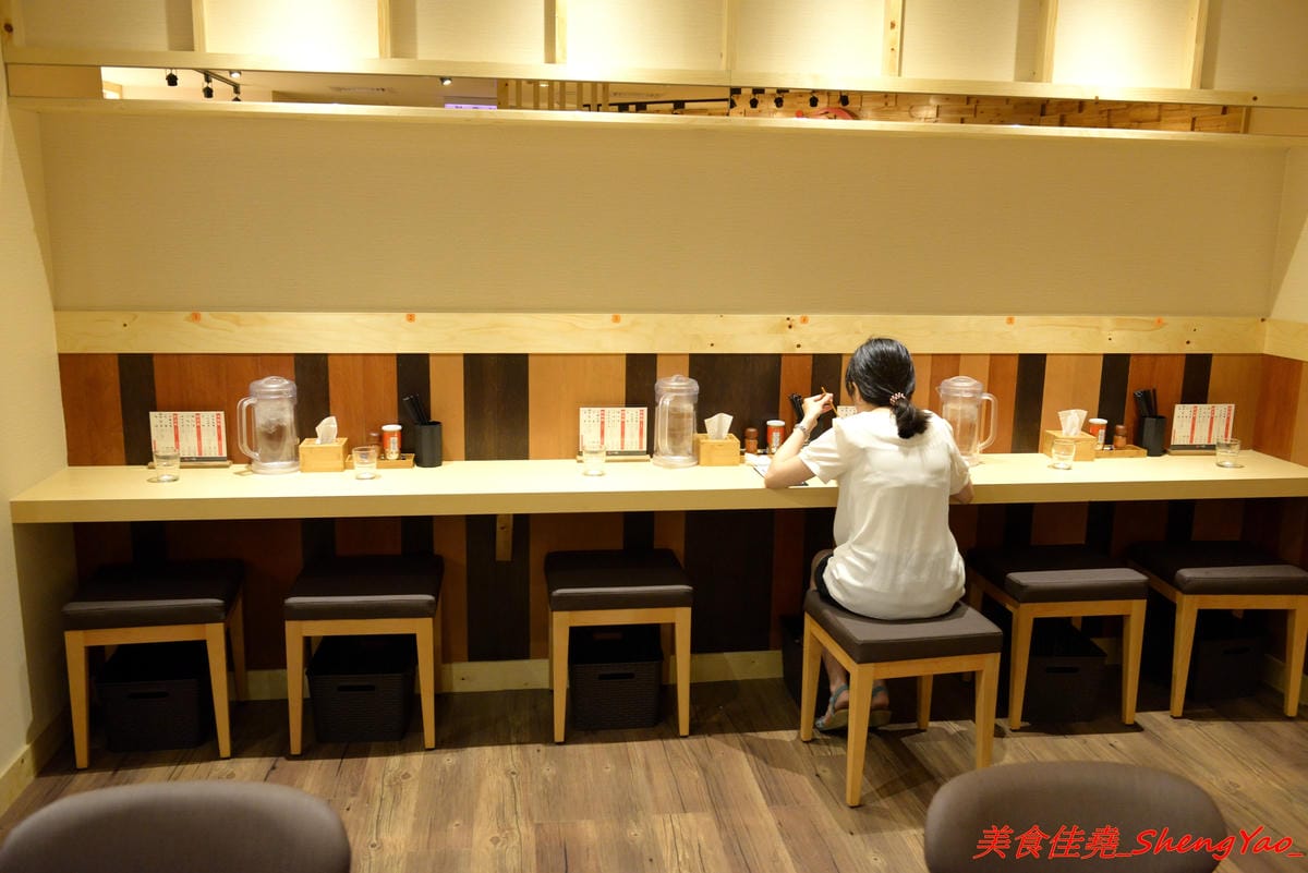 [台中北區]一幻拉麵台中中友店 – 來自日本北海道的知名拉麵店,台灣第二家店,中部首家店,鮮蝦熬煮湯頭頗有特色,重口味的非常重鹹,冰水好冰好好喝。(已歇業)