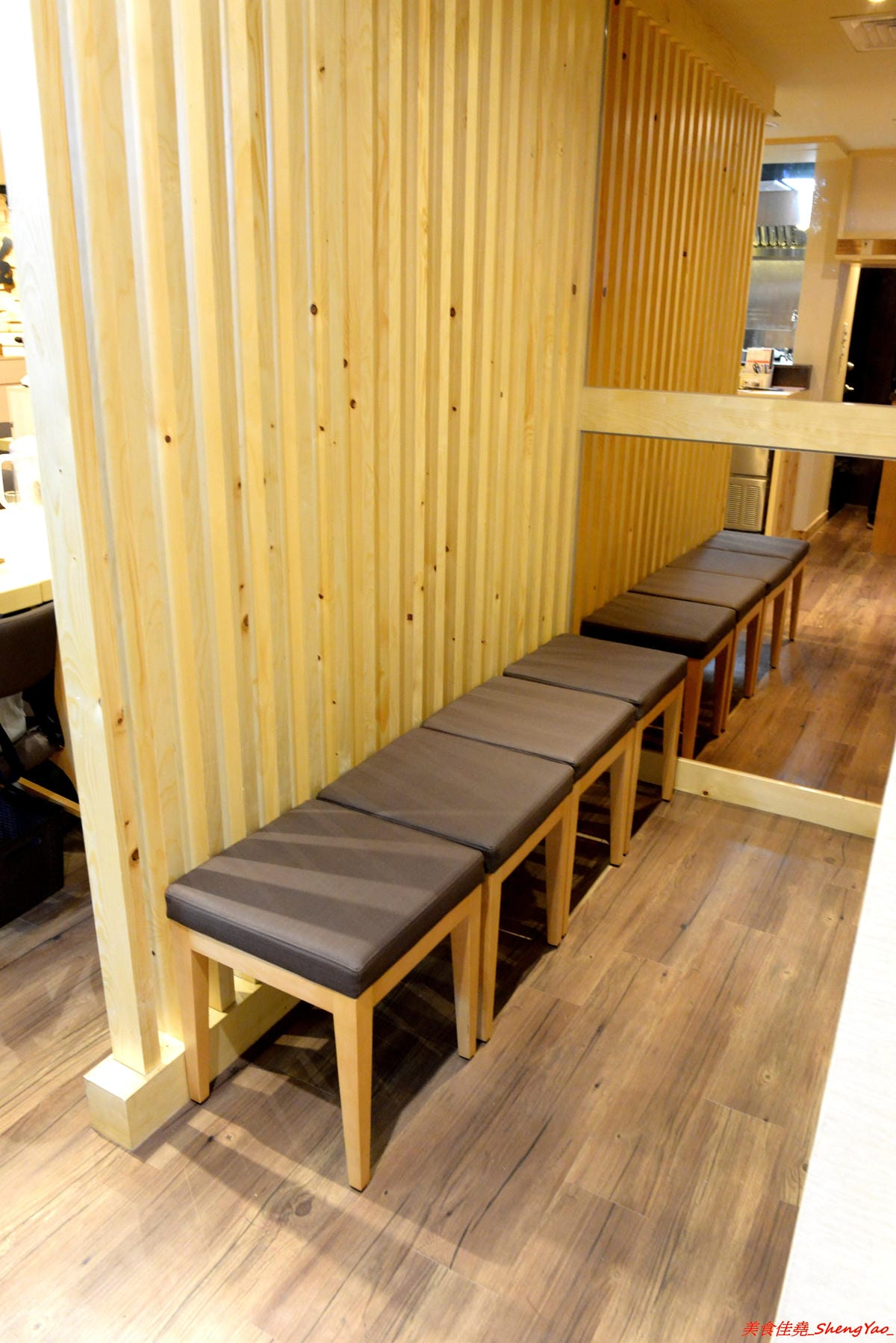 [台中北區]一幻拉麵台中中友店 – 來自日本北海道的知名拉麵店,台灣第二家店,中部首家店,鮮蝦熬煮湯頭頗有特色,重口味的非常重鹹,冰水好冰好好喝。(已歇業)