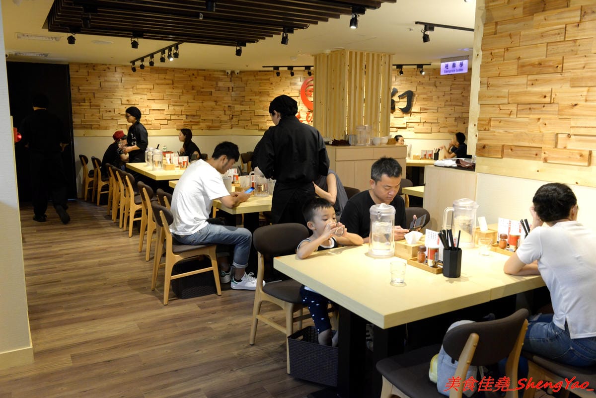 [台中北區]一幻拉麵台中中友店 – 來自日本北海道的知名拉麵店,台灣第二家店,中部首家店,鮮蝦熬煮湯頭頗有特色,重口味的非常重鹹,冰水好冰好好喝。(已歇業)