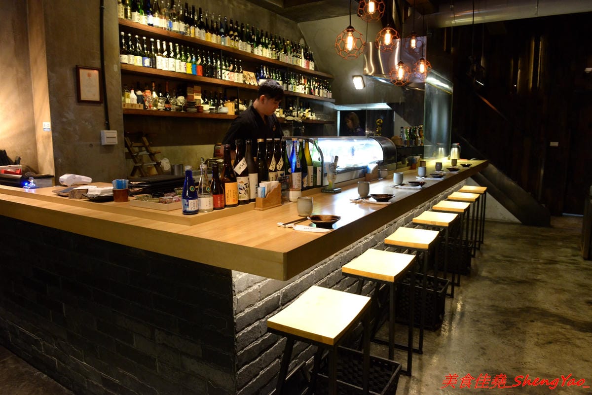 [台中西屯]將軍府 – 台中超人氣日式居酒屋,東西選擇多樣化,霸氣生蠔、創意串燒、精緻炸物、道道好吃,價位不嚇人,店內氣氛相當棒,穿著短版浴衣女服務生非常養眼。(店家邀約)
