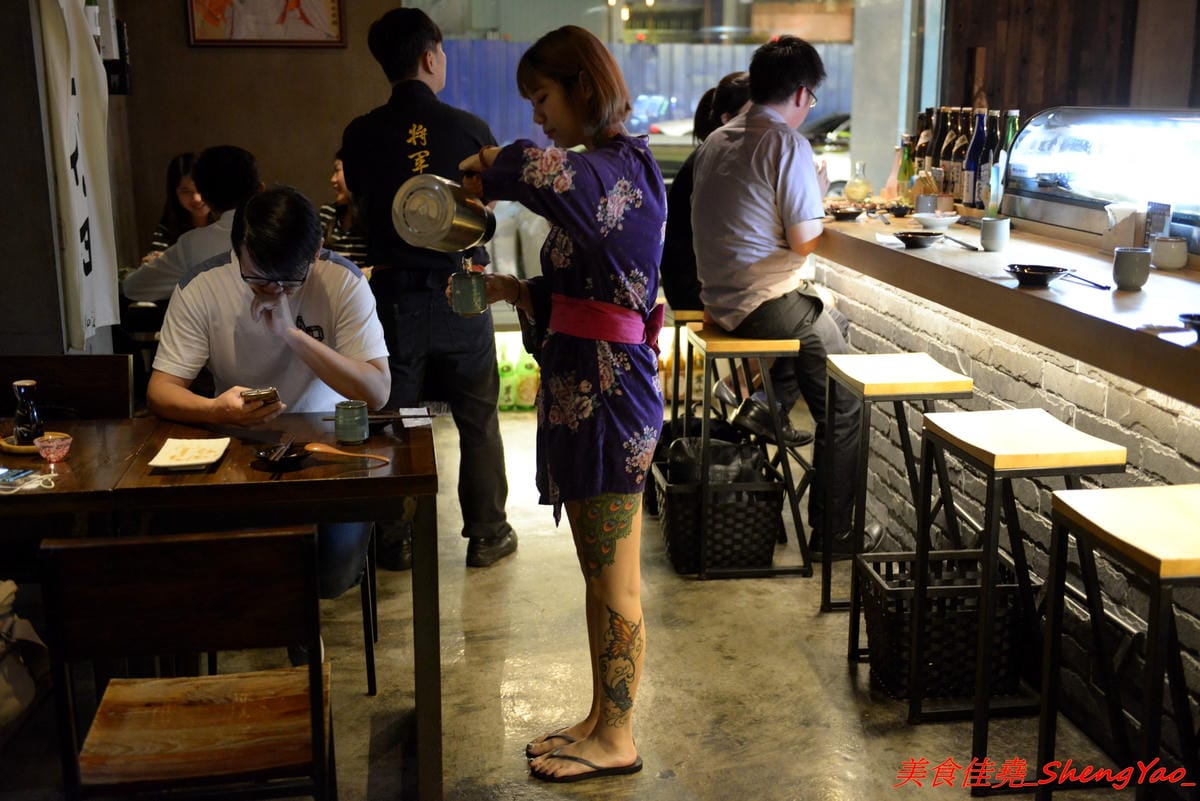[台中西屯]將軍府 – 台中超人氣日式居酒屋,東西選擇多樣化,霸氣生蠔、創意串燒、精緻炸物、道道好吃,價位不嚇人,店內氣氛相當棒,穿著短版浴衣女服務生非常養眼。(店家邀約)
