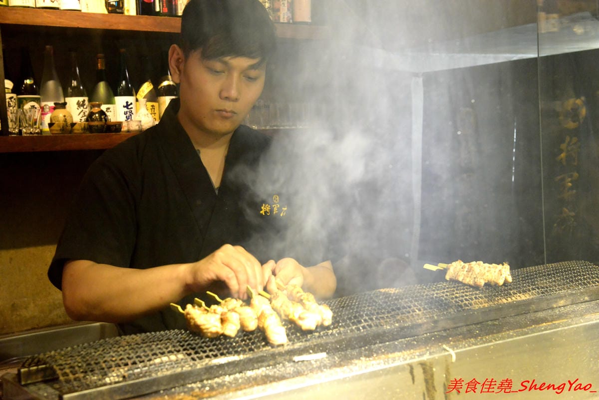 [台中西屯]將軍府 – 台中超人氣日式居酒屋,東西選擇多樣化,霸氣生蠔、創意串燒、精緻炸物、道道好吃,價位不嚇人,店內氣氛相當棒,穿著短版浴衣女服務生非常養眼。(店家邀約)