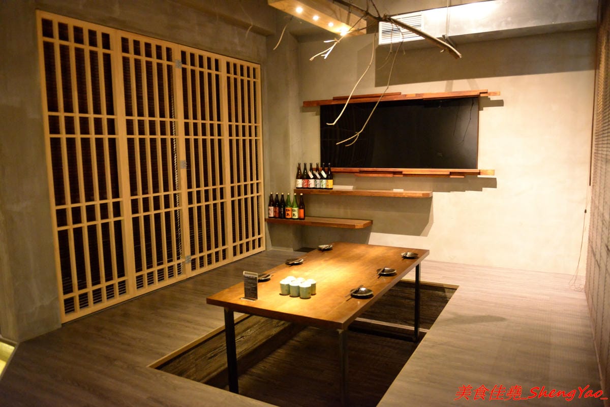 [台中西屯]將軍府 – 台中超人氣日式居酒屋,東西選擇多樣化,霸氣生蠔、創意串燒、精緻炸物、道道好吃,價位不嚇人,店內氣氛相當棒,穿著短版浴衣女服務生非常養眼。(店家邀約)