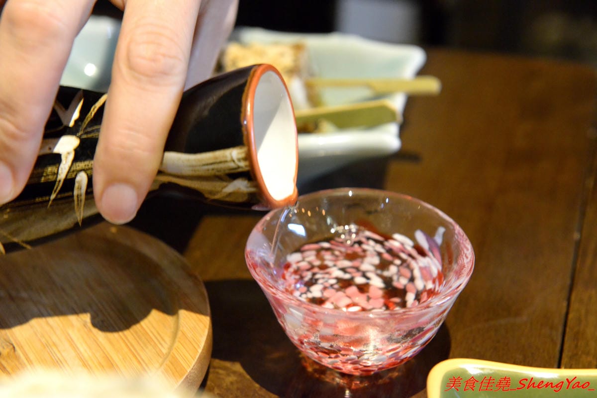 [台中西屯]將軍府 – 台中超人氣日式居酒屋,東西選擇多樣化,霸氣生蠔、創意串燒、精緻炸物、道道好吃,價位不嚇人,店內氣氛相當棒,穿著短版浴衣女服務生非常養眼。(店家邀約)