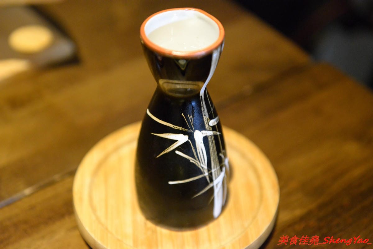 [台中西屯]將軍府 – 台中超人氣日式居酒屋,東西選擇多樣化,霸氣生蠔、創意串燒、精緻炸物、道道好吃,價位不嚇人,店內氣氛相當棒,穿著短版浴衣女服務生非常養眼。(店家邀約)