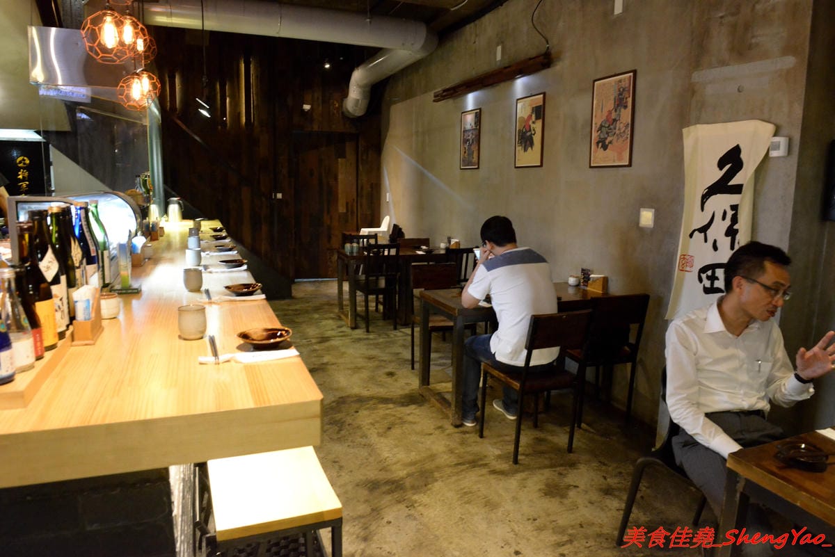 [台中西屯]將軍府 – 台中超人氣日式居酒屋,東西選擇多樣化,霸氣生蠔、創意串燒、精緻炸物、道道好吃,價位不嚇人,店內氣氛相當棒,穿著短版浴衣女服務生非常養眼。(店家邀約)