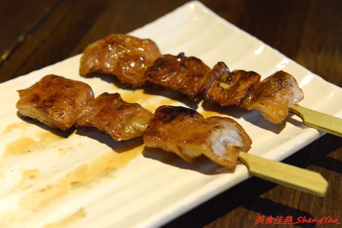 [台中西屯]將軍府 – 台中超人氣日式居酒屋,東西選擇多樣化,霸氣生蠔、創意串燒、精緻炸物、道道好吃,價位不嚇人,店內氣氛相當棒,穿著短版浴衣女服務生非常養眼。(店家邀約)