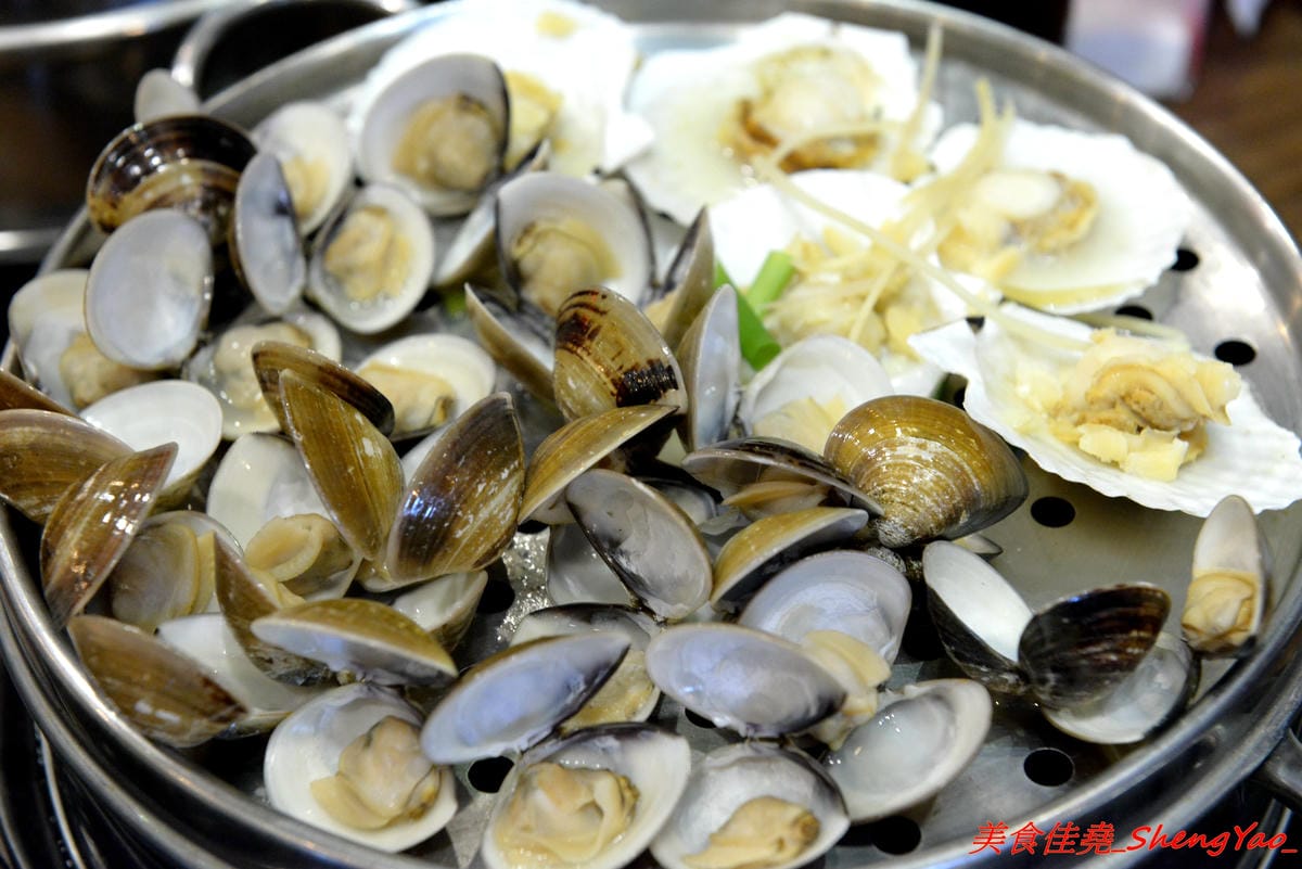 [台中沙鹿]絕品火鍋二訪 – 沙鹿第一家賣蒸氣鍋的鍋物餐廳,最便宜的雙人價千元有找,海鮮食材新鮮度有到位,份量也OK,火鍋湯頭口味獨特,肉類品質有水準。(已歇業)