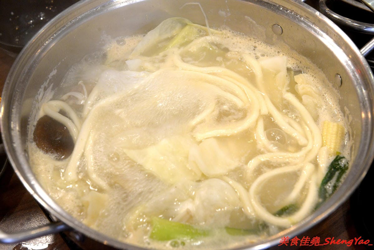 [台中沙鹿]絕品火鍋二訪 – 沙鹿第一家賣蒸氣鍋的鍋物餐廳,最便宜的雙人價千元有找,海鮮食材新鮮度有到位,份量也OK,火鍋湯頭口味獨特,肉類品質有水準。(已歇業)